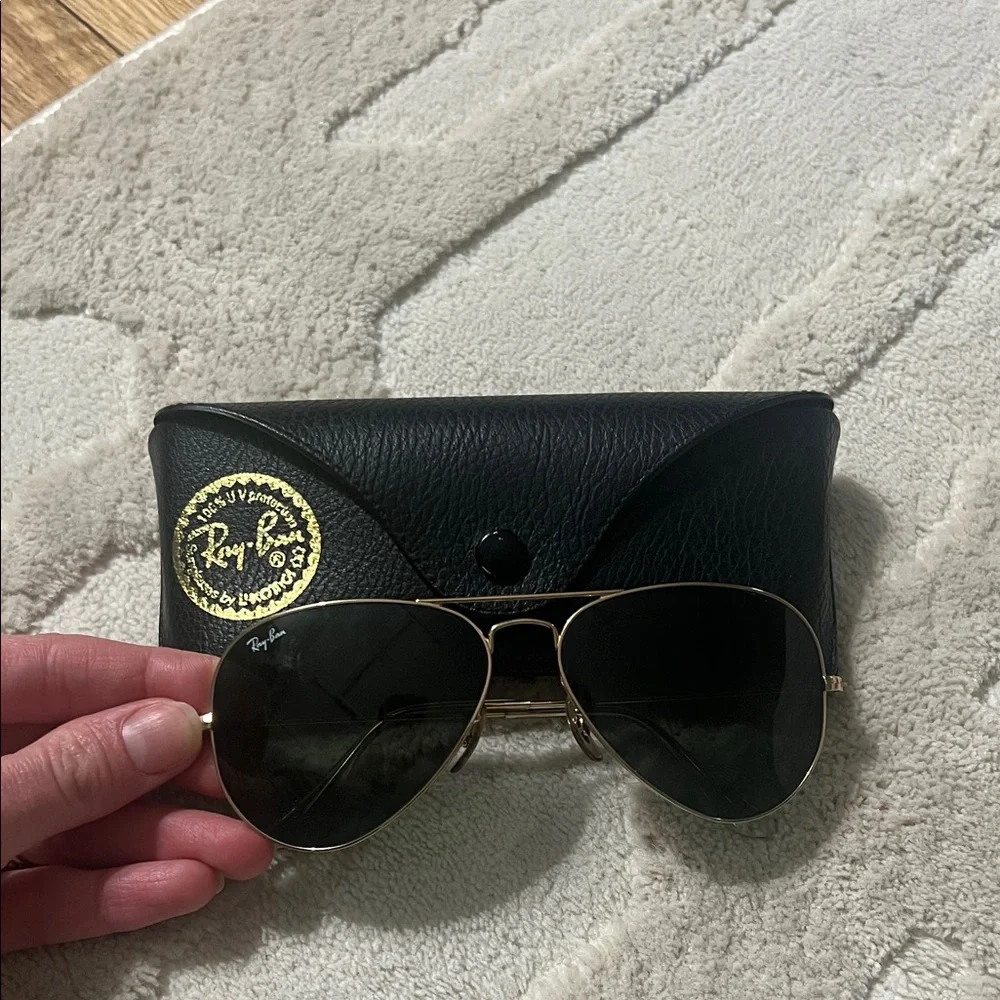 Ray-Ban Classic Aviators - Picture 2 of 4